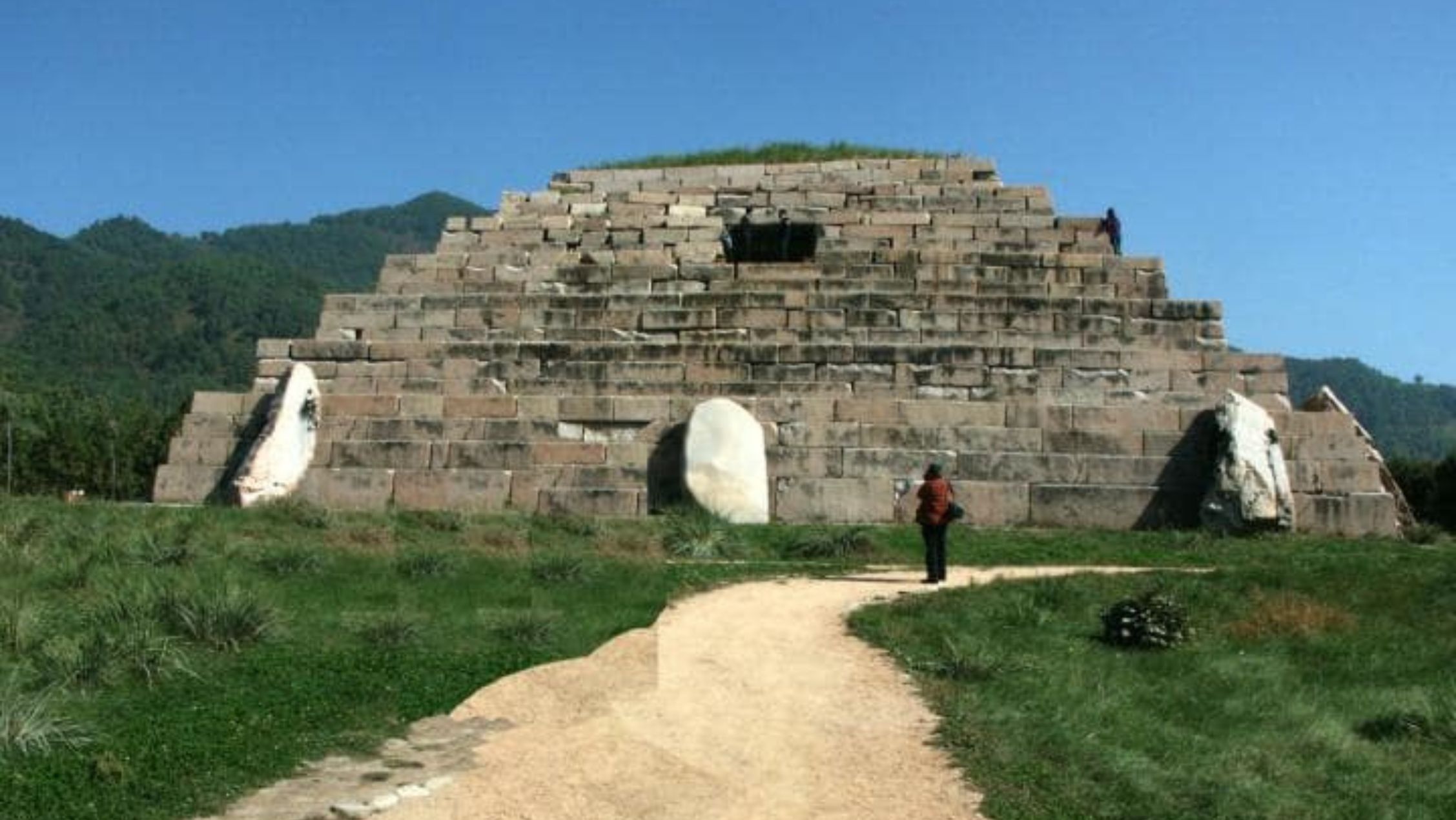 Chinas Pyramids